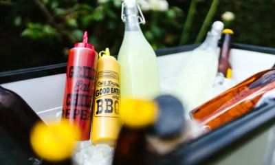 Caja térmica grande con bebidas y hielo en un picnic al aire libre, ideal para ilustrar la nevera corcho 140 litros Carrefour.