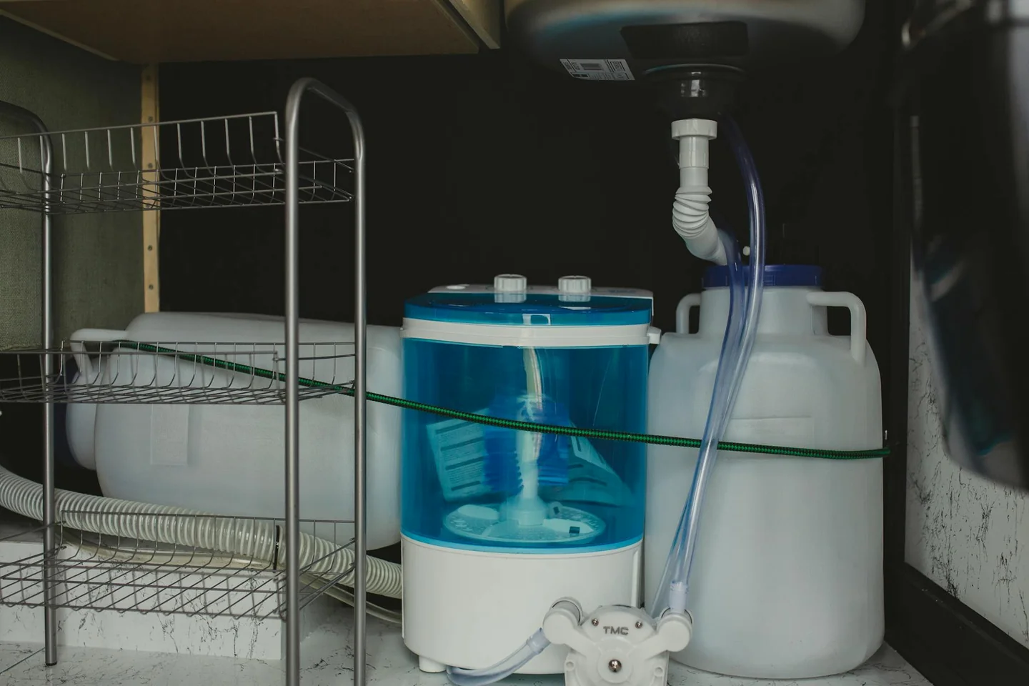 Recipiente con agua de la secadora es destilada para reutilizar en tareas del hogar.