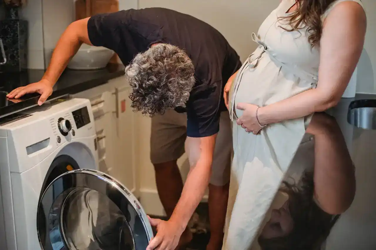 Técnico revisando una lavadora averiada con olor a quemado, imagen para el artículo por que huele a quemado la lavadora.