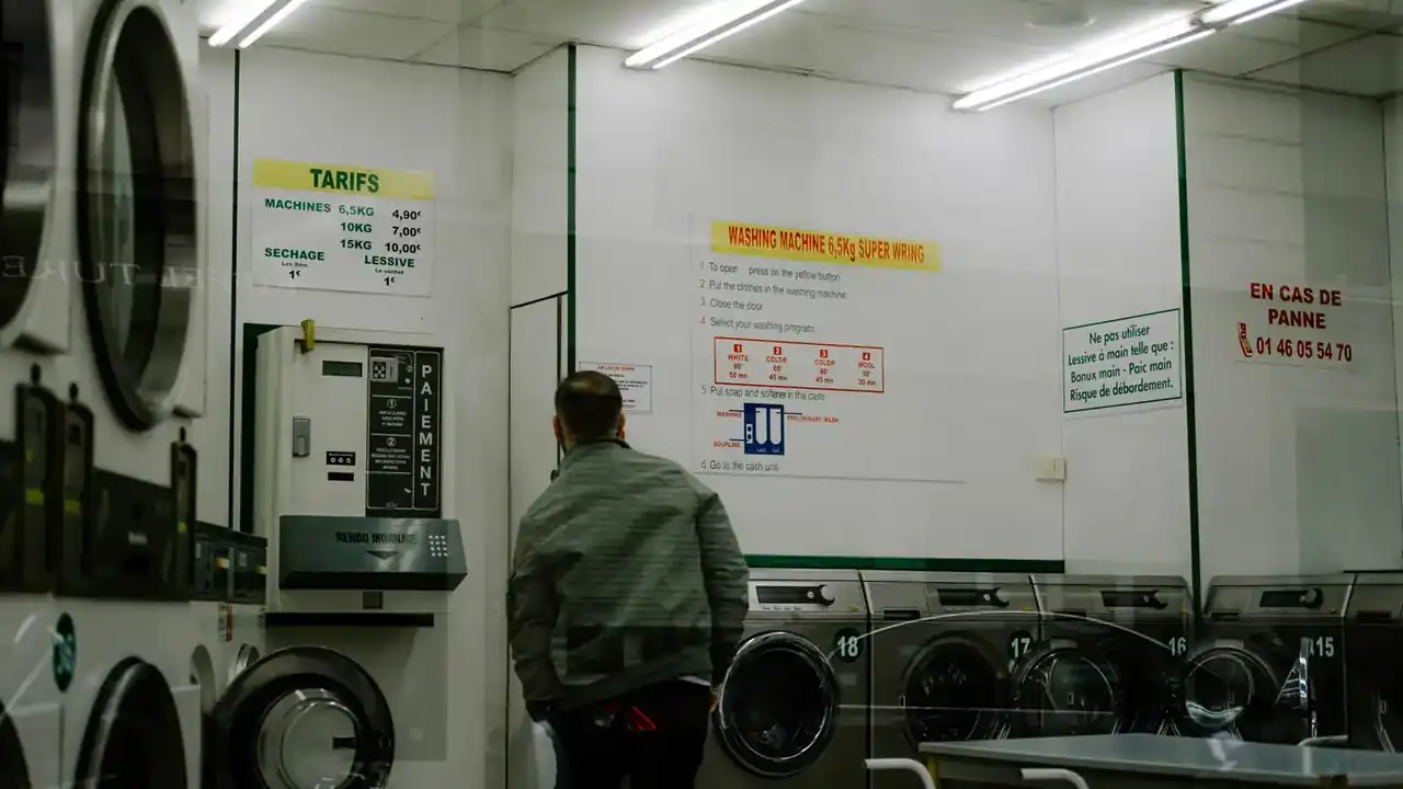 Lavadora de carga frontal con etiqueta energética A y pantalla digital que muestra kWh, imagen para el artículo Consumo kw lavadora clase a: cuánto gasta y cómo ahorrar