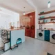 Lavasecadora en una cocina pequeña y moderna, ideal para ilustrar una lavadora y secadora 2 en 1 en un hogar con poco espacio.