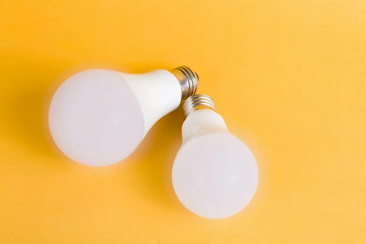 Sala iluminada con bombillas LED para ahorrar energía en casa