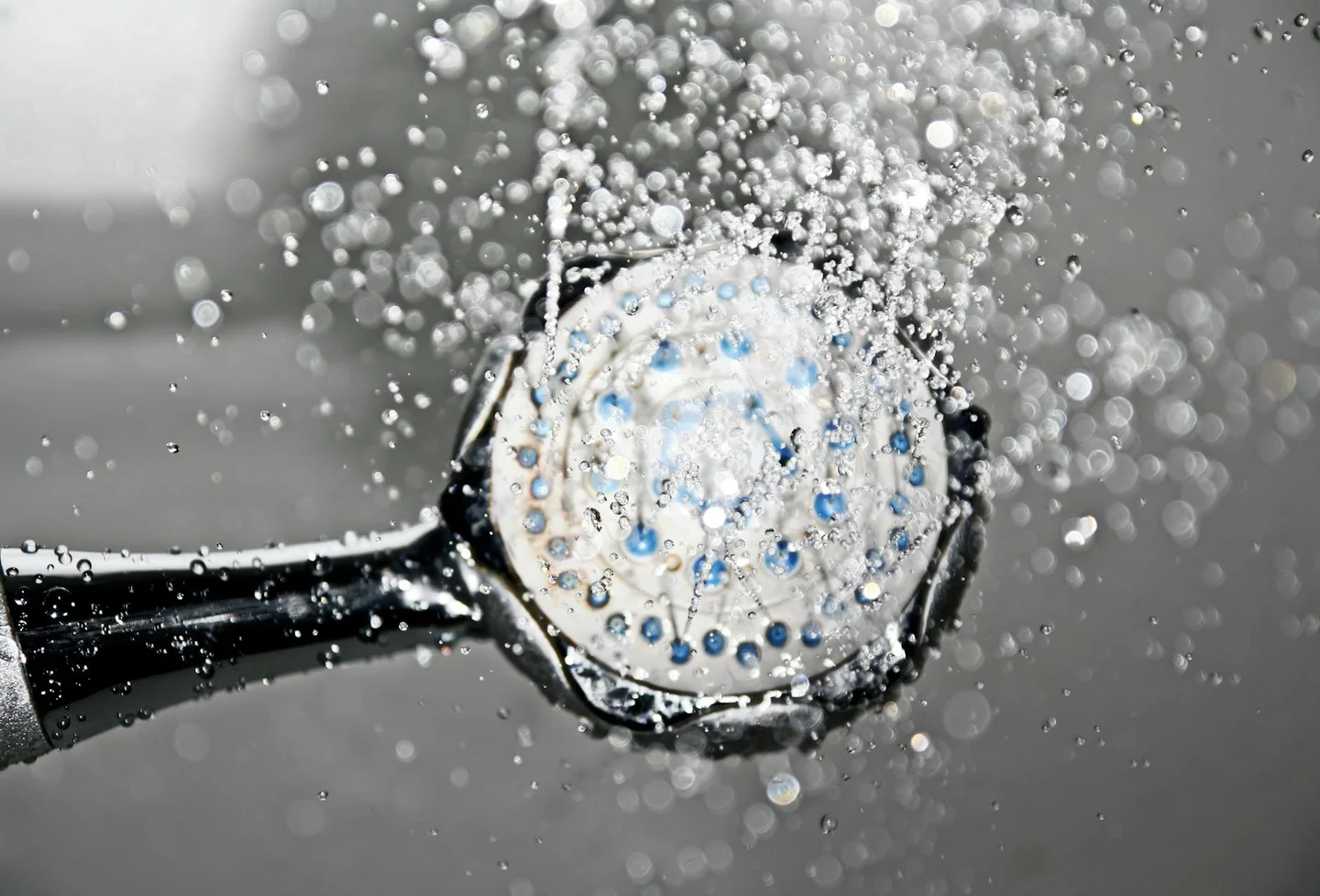 Ducha con cabezal de bajo flujo para reducir consumo energía agua caliente