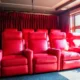 Un televisor microled en un salón de cine en casa de lujo