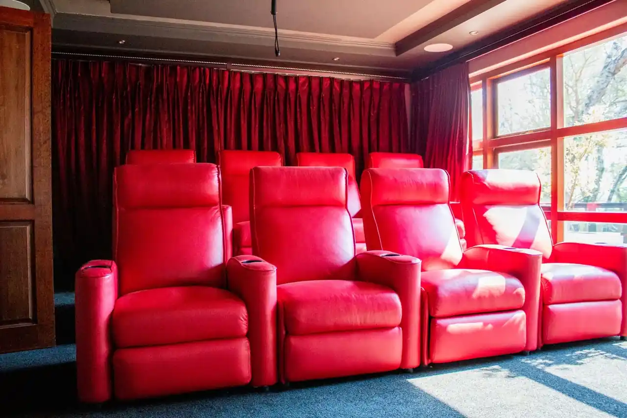 Un televisor microled en un salón de cine en casa de lujo