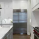 Interior de cocina con una nevera de lujo, electrodomésticos caros visibles