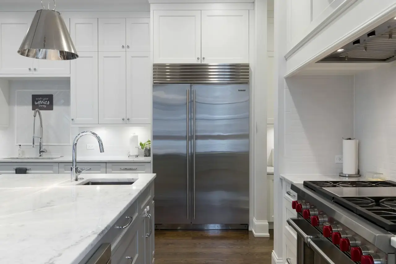 Interior de cocina con una nevera de lujo, electrodomésticos caros visibles