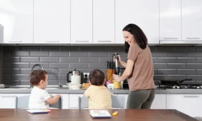Madre preparando puré con un robot de cocina para bebés en una cocina luminosa — imagen para el artículo Robot de cocina para bebes: guía completa para elegir bien.