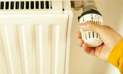 Imagen de una persona ajustando el termostato para ilustrar el consumo kwh aire acondicionado inverter en casa