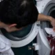 Primer plano de una persona cambiando la goma de la lavadora, ilustrando cómo cambiar la goma de la lavadora sin errores ni fugas.