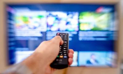 Persona configurando un streaming stick para cómo hacer un televisor smart en el salón de casa