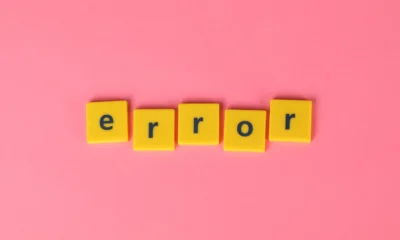 Primer plano del panel de control de un lavavajillas con un código de error y una mano señalando, ilustrando Errores lavavajillas Balay: qué significan y cómo actuar.