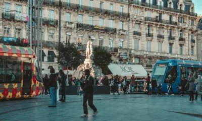 Persona ajustando el modo eco aire acondicionado con el mando a distancia en un salón moderno, primer plano del botón 'eco'
