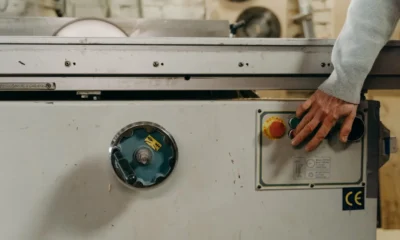 Mano señalando los símbolos del panel de un lavavajillas mientras se consulta el manual; imagen para Instrucciones del lavavajillas Balay: manual y símbolos clave.