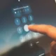 Mano tocando el icono de bloqueo en el panel táctil de una vitrocerámica, imagen para el artículo "Desbloquear vitro Teka: qué significa y cómo recuperarla"