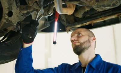 Mecánico revisando una rampa inyeccion en el motor de un coche