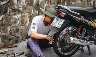 Mecánico desmontando la rueda delantera de un patinete Xiaomi