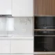 Microondas calienta poco en una cocina moderna, mostrando el electrodoméstico como elemento principal del problema.
