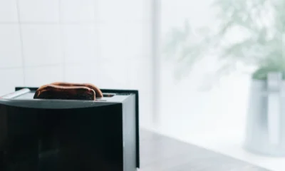 Fotografía de una tostadora compacta y minimalista sobre una encimera limpia, ideal para ilustrar cómo lidl presenta su nueva tostadora de diseño minimalista y compacto en una cocina moderna.