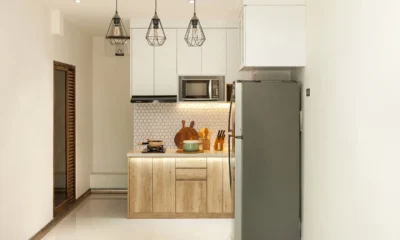Frigorífico 55 cm ancho Bosch en una cocina pequeña y moderna, mostrando un electrodoméstico compacto encajado en un espacio estrecho.
