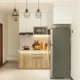 Frigorífico 55 cm ancho Bosch en una cocina pequeña y moderna, mostrando un electrodoméstico compacto encajado en un espacio estrecho.