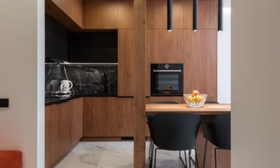 Cocina moderna oculta con frentes cerrados y sin electrodomésticos visibles, ideal para ilustrar tendencias cocinas ocultas sin electrodomesticos.
