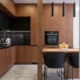 Cocina moderna oculta con frentes cerrados y sin electrodomésticos visibles, ideal para ilustrar tendencias cocinas ocultas sin electrodomesticos.