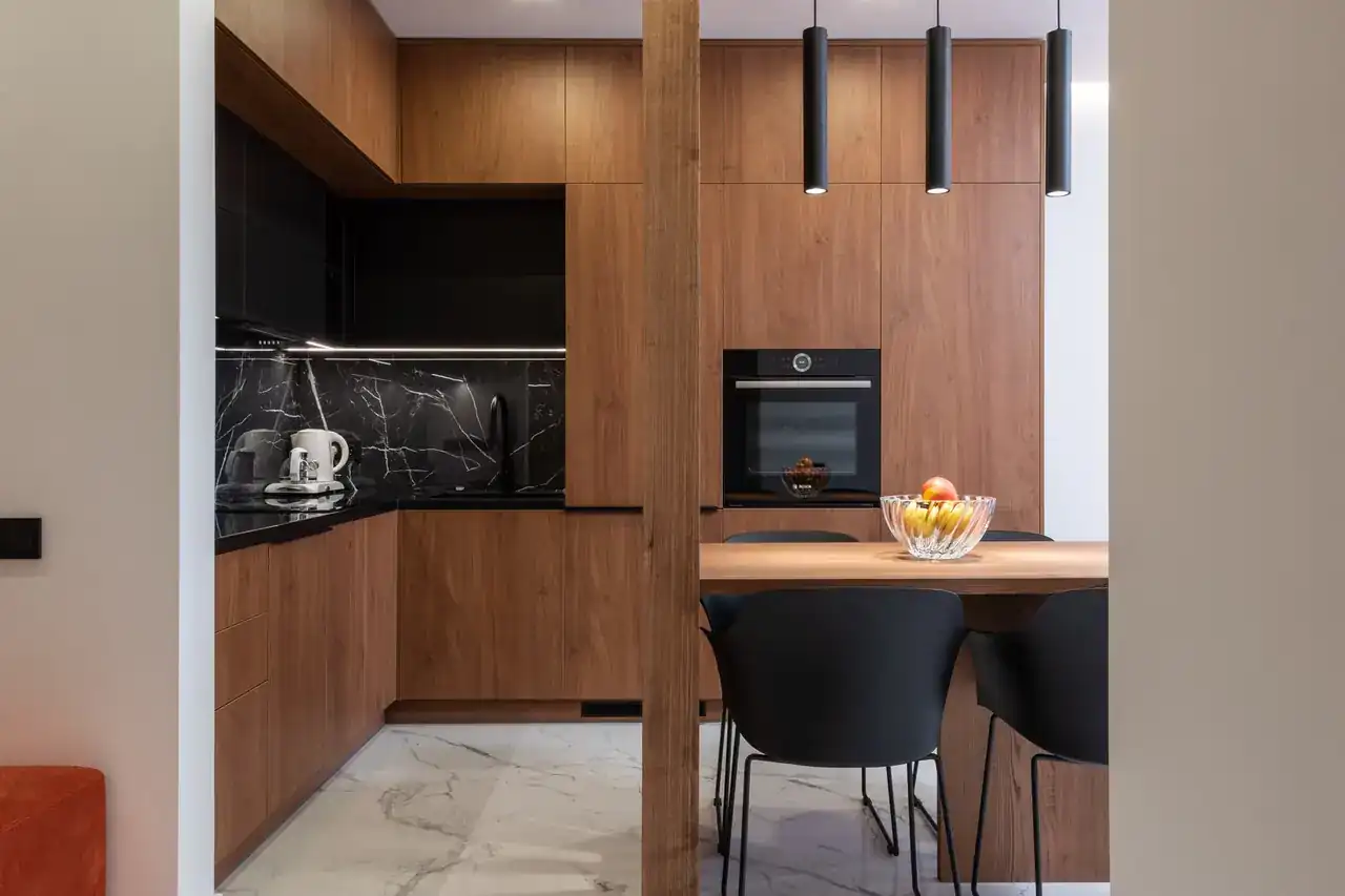 Cocina moderna oculta con frentes cerrados y sin electrodomésticos visibles, ideal para ilustrar tendencias cocinas ocultas sin electrodomesticos.