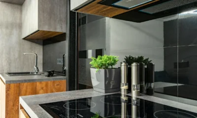 Placa de inducción serie 8000 sense boil en una cocina moderna con encimera minimalista