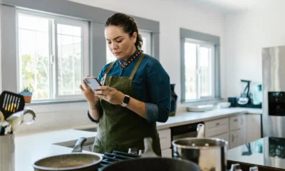 Robot de cocina moderno sobre la encimera de una cocina, ilustrando las marcas de robot de cocina y su uso en el día a día.