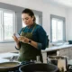 Robot de cocina moderno sobre la encimera de una cocina, ilustrando las marcas de robot de cocina y su uso en el día a día.