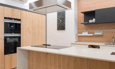 Placa induccion flexible total con una paellera grande y varios recipientes en una cocina moderna