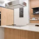 Placa induccion flexible total con una paellera grande y varios recipientes en una cocina moderna
