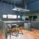 placa induccion con extractor integrado en una cocina moderna con isla central