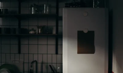 Frigorífico moderno en cocina con la puerta abierta, ilustrando el artículo sobre frigorifico hace ruido como de agua.