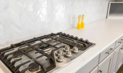 Comparación visual de vitroceramica induccion o gas en una cocina moderna con distintas placas de cocción.