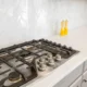 Comparación visual de vitroceramica induccion o gas en una cocina moderna con distintas placas de cocción.