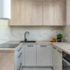 Fotografía de una cocina moderna con electrodomesticos clase a mas eficientes, mostrando un frigorífico y otros aparatos con etiqueta energética.