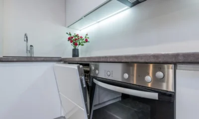 Foto de una cocina moderna con un lavavajillas integrado abierto, ideal para ilustrar cuál es el mejor lavavajillas