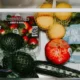 Frigorífico combi abierto en una cocina moderna para ilustrar qué es un frigorifico combi y cómo organiza la refrigeración y el congelador