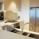 Cocina moderna con frigorífico combi de acero inoxidable para ilustrar las mejores marcas de frigorificos combi.