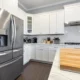 Nevera con dispensador de agua en una cocina moderna con acabado de acero inoxidable
