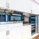 Una cocina moderna con un frigorífico blanco de puerta de cristal: Frigorífico Balay cristal blanco 70: medidas, precio y claves. Imagen que muestra el tamaño, el acabado exterior y la integración del electrodoméstico en el espacio.