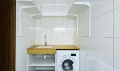 las secadoras de bomba de calor necesitan desagüe en una lavandería moderna con espacio para instalar el electrodoméstico