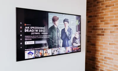 Televisor lg televisor qned ai qned70 43qned70a6a 43' en un salón moderno con mueble bajo y ambiente doméstico
