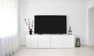 Un salón moderno con un televisor de 50 pulgadas sobre un mueble, ideal para ilustrar mejor televisor 50 pulgadas calidad-precio 2026.