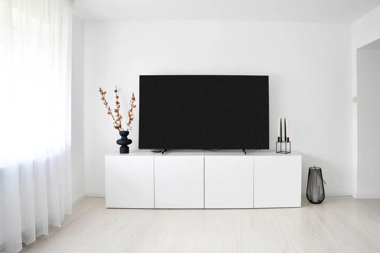 Un salón moderno con un televisor de 50 pulgadas sobre un mueble, ideal para ilustrar mejor televisor 50 pulgadas calidad-precio 2026.