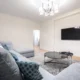 Salón moderno con televisor samsung de 55 pulgadas montado en la pared