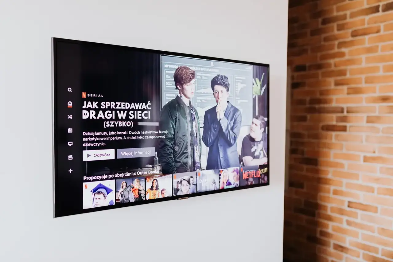 Salón moderno con un televisor de 65 pulgadas, ideal para ilustrar media markt televisor 65 pulgadas en una guía de compra.