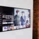 Salón moderno con un televisor grande de pantalla plana, ideal para ilustrar la tienda en casa televisores en un contexto de compra doméstica.